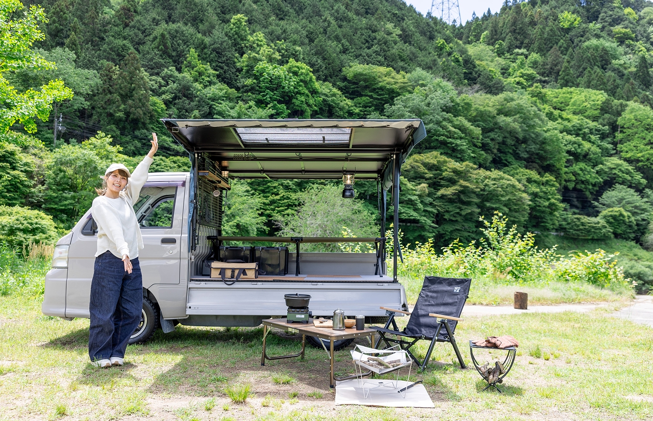 山あいの屋外に展開したキッチンカー