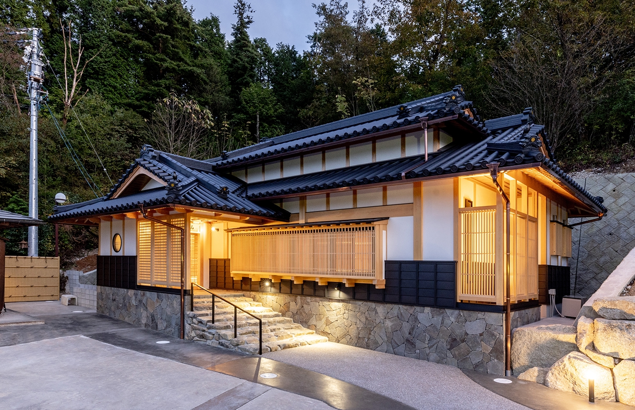 ライトアップされた和風建築の夜景
