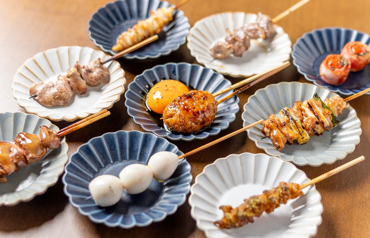 小皿に盛り付けた串料理の盛り合わせ