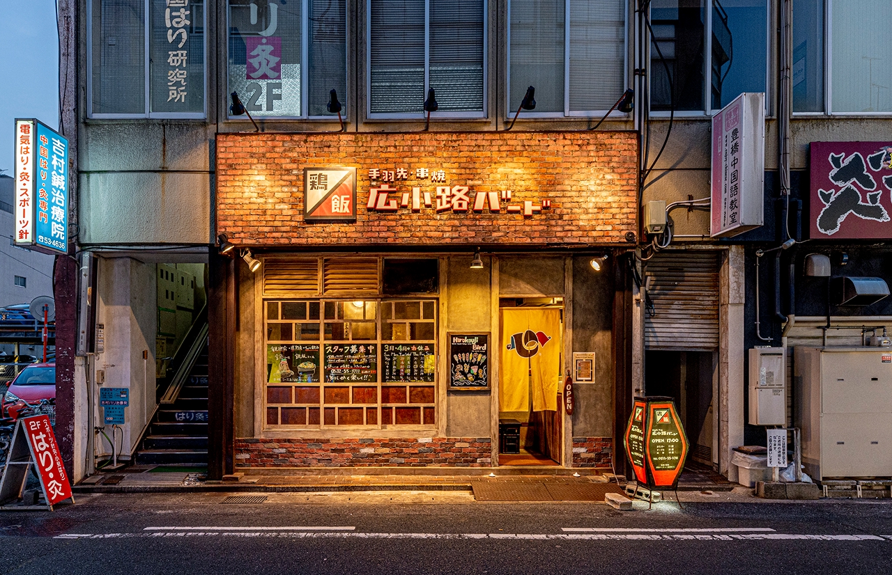 夜の焼き鳥店の外観